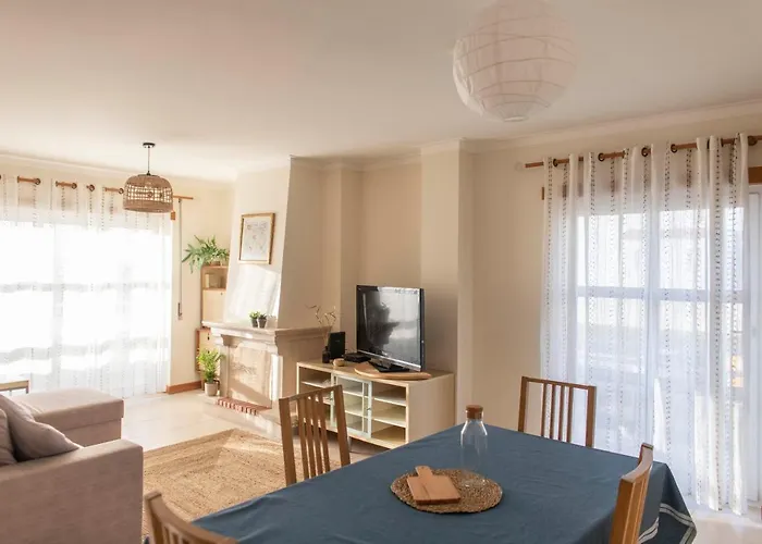 Middle Of The Bay 2 Bedroom Apartment *