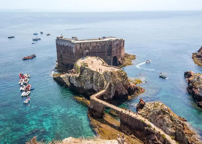 Middle Of The Bay 2 Bedroom Apartment *